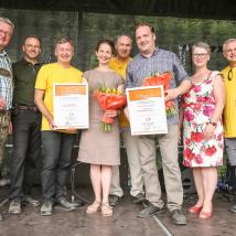 (v.l.n.r.) LAbg. Christoph Kainz, DI Alexander Mrkvicka, Biosphärenpark-Direktor Dr. Herbert Greisberger, Bgm. Pressbaum Josef Schmidl-Haberleitner, Vize-Bgmin Irene Wallner-Hofhansl sowie Geschäftsführer vom Wienerwald Tourismus Christoph Vielhaber heißen die zwei neuen Partnerbetriebe willkommen: Julia Herzog vom Weingut und Brunnengassenheuriger Herzog aus Bad Vöslau/Gainfarn und Karl Breitenseher vom Winkelberghof aus Grub (v.l.n.r. mit Blumensträußen).