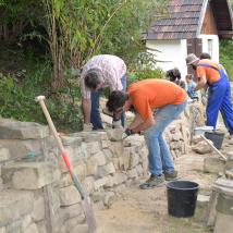 TeilnehmerInnen beim Errichten der Trockensteinmauer
