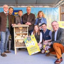 Ein Höhepunkt war die Preisverleihung des „Wir für Bienen“-Fotowettbewerbes „Mein Bienenplatzerl“ durch LH-Stellvertreter Dr. Stephan Pernkopf (r.). Im Bild mit Biosphärenpark Direktor DI Andreas Weiß, Biosphärenpark Wienerwald Koordinator der Stadt Wien DI Alexander Mrkvicka, Geschäftsführer der Energie- und Umweltagentur NÖ Dr. Herbert Greisberger, LAbg. Bürgermeister Christoph Kainz, Schulleiterin der Landwirtschaftlichen Fachschule Tullnerbach Prof. DI Daniela Marton, Landesleiterin der Landjugend NÖ Ke