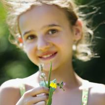 Mädchen mit Blume