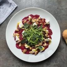 Rote Rüben Carpaccio mit Ziegenfrischkäse und Wintersalaten