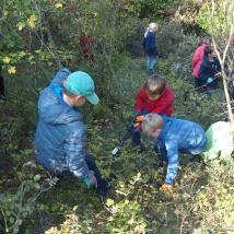 Kinder bei der Landschaftspflege