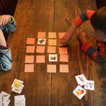 Kinder spielen ein Memo-Spiel