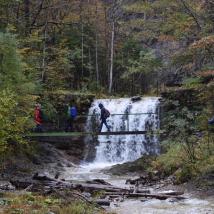 Wanderer vor Wasserfall