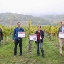 Biosphärenpark Direktor DI Andreas Weiß (ganz links) gratuliert den **PreisträgerInnen 2020 aus der Region Baden**: (v.l.n.r.) Heurigenweingut Frühwirth (sowohl Kategoriesieger als auch Top Winzer), Weingut Herzog und Brunnengassenheuriger (sowohl Kategoriesieger als auch Top Winzer) und Weingut Stadlmann (Sieger in zwei Kategorien).