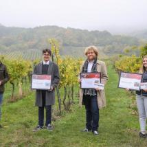 Biosphärenpark Direktor DI Andreas Weiß (ganz links) gratuliert den PreisträgerInnen 2020 aus der Region Mödling: Weingut Johannes Gebeshuber (sowohl Kategoriesieger als auch Top Winzer) und Wein und Heuriger Pferschy-Seper (Top Winzer) - nicht im Bild: Kategoriesieger Weinbau Barbach.