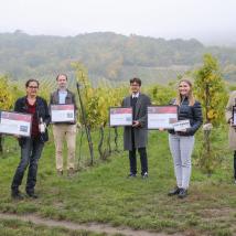 Biosphärenpark Direktor DI Andreas Weiß (ganz links) gratuliert den KategoriesiegerInnen 2020: (v.l.n.r.) Weingut Herzog und Brunnengassenheuriger (sowohl Kategoriesieger als auch Top Winzer), Weingut Stadlmann (Sieger in zwei Kategorien), Weingut Gebeshuber (sowohl Kategoriesieger als auch Top Winzer) und dem TOP Winzer Wein und Heuriger Pferschy-Seper (nicht am Bild die KategoriesiegerInnen Weingut Hauerhoff 99, Heurigenweingut Frühwirth und Weinbau Barbach)