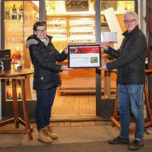 Biosphärenpark Direktor DI Andreas Weiß (rechts) gratuliert Preisträgerin  Kathi Prüfert-Barbach von Weinbau Barbach aus Mödling zum ex aequo-Sieg bei der Kategorie Weißwein kräftig.