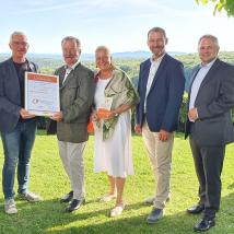 Mitglied des Biosphärenpark Wienerwald Regionalforums LAbg. STR Christoph Kaufmann, MAS, Biosphärenpark Direktor DI Andreas Weiß, Biosphärenpark Botschafter und Inhaber Frank Bläuel, Ingrid Bläuel, Bürgermeister Thomas Buder, Geschäftsführer Wienerwald Tourismus Christoph Vielhaber. (v.l.)