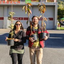 Mann und Frau beim Obstbaumkauf