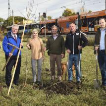 Voller Einsatz für alte Obstsorten: (v.l.n.r.): DI Andreas Weiß, Direktor Biosphärenpark Wienerwald; LAbg. Christoph Kainz, Aufsichtsrat-Vorsitzender Biosphärenpark Wienerwald Management; Monika Unterholzner, Geschäftsführerin der Wiener Lokalbahnen; Klosterbauer Johannes Kleedorfer; Andreas Babler, MSc., Bürgermeister Stadtgemeinde Traiskirchen und Winzer Bernhard Stadlmann bei der Auspflanzung der ersten Obstbäume am Rande der Weingärten des Weingut Stadlmann in Traiskirchen.