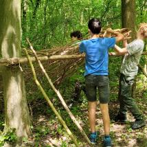 Jugendliche bauen im Wald