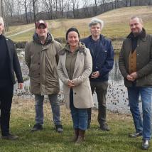 Biosphärenpark Direktor Andreas Weiß, Clubmanager Golfplatz Breitenfurt Patrick Franz, Biosphärenpark Botschafterin Doris Polgar, Markus Sabor (Amphibienschutzinitiaitve), Bürgermeister Wolfgang Schredl vor den Teichen am Golfplatz Breitenfurt