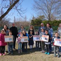 Direktorin Angela Neiss, Biosphärenpark-Direktor Andreas Weiß und Bürgermeister Ludwig Köck mit den Klassenlehrerinnen und einigen Schüler und Schülerinnen