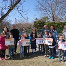 Direktorin Angela Neiss, Biosphärenpark-Direktor Andreas Weiß und Bürgermeister Ludwig Köck mit den Klassenlehrerinnen und einigen Schüler und Schülerinnen