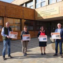 Bürgermeister der Biosphärenpark-Gemeinde Berndorf Franz Rumpler (l.) und Biosphärenpark Direktor Andreas Weiß (r.) übergaben die Urkunde stellvertretend an Biologielehrerin Andrea Obereder und Direktorin des BRG Berndorf Maria Reitgruber (v.l.).