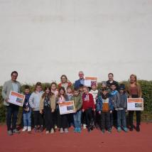 Bürgermeister der Biosphärenpark-Gemeinde Pottenstein Daniel Pongratz (l.), Biosphärenpark Direktor Andreas Weiß (Mitte), und Biosphärenpark Projektleiterin Johanna Scheiblhofer (2.v.r.) übergaben die Urkunde an Direktorin Kathrin Bortolotti (r.) und den Kindern der Klasse 2a der Volksschule Pottenstein.