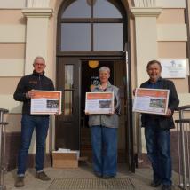 Heiligenkreuz: Biosphärenpark Direktor Andreas Weiß (l.)  und Bürgermeister der Biosphärenpark-Gemeinde Heiligenkreuz Franz Winter (r.) übergaben die Urkunde an Direktorin der VS Heiligenkreuz Andrea Märzweiler.