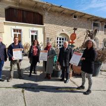 Biosphärenpark Direktor Andreas Weiß, Daniel Steinlesberger, Gemeinderätin und Biosphärenpark Botschafterin in St. Andrä-Wördern Astrid Pillmayer, Barbara Resl, Bürgermeister Maximilian Titz und Barbara Oberndorfer bei der Urkundenübergabe.