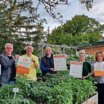 (v.l.n.r.): Markus Katsmarik vom Fachbereich Gärtnerei der ARGE Chance; Andreas Weiß, Direktor des Biosphärenpark Wienerwald; Hans-Stefan Hintner, Bürgermeister der Gemeinde Mödling; Günther Rieck, Geschäftsführer der ARGE Chance, Maria Isabella Herzog vom Fachbereich Gärtnerei der ARGE Chance und Sabine Hierman, Biosphärenpark Botschafterin der Gemeinde Brunn am Gebirge bei der Urkundenübergabe im Ökogarten in Mödling.  