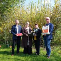 Tulbings Bürgermeister Thomas Buder (l.) , Sieghartskirchens Bürgermeisterin Josefa Geiger (2.v.r.) und Biosphärenpark Direktor Andreas Weiß (r.) gratulierten Elisabeth Lehnert (2.v.l.) zum Gewinn. Zu gewinnen gab es einen Geschenkgutschein für ein Frühstück im Hotel Tulbingerkogel, einen Geschenkgutschein für die Dorfküche St. Andrä-Wördern sowie einen Geschenkkorb vom Poyerhof in Sieghartskirchen. Wir bedanken uns bei den Gemeinden für die Preise!