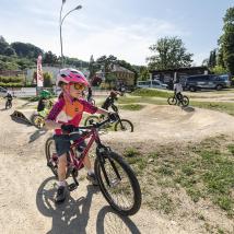 Mädchen auf Mountainbike