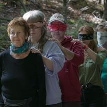 Blinde Führung im Wald