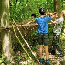 Kinder im Wald
