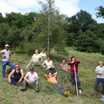 Gruppe freiwilliger HelferInnen bei der Landschaftspflege