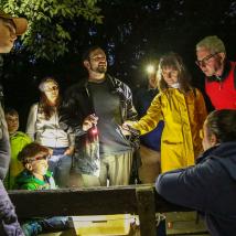 Gruppe bei Nacht