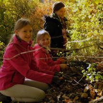 Kinder schneiden Büsche