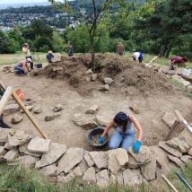 Personengruppe die eine Trockensteinmauer errichtet