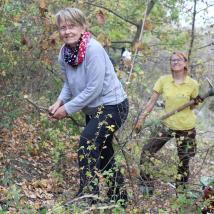 Zwei Frauen arbeiten mit Werkzeug im Wald