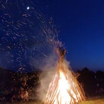 großes Lagerfeuer