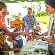 Menschen bei Infostand mit Schlange