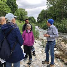 Personengruppe am Wienfluss