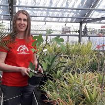 Frau in Gewächshaus