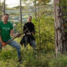 2 Personen im Wald mit Gartenwerkzeugen