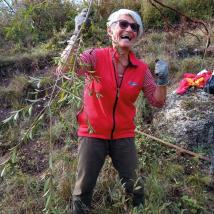 Frau mit ausgerissenem Baum