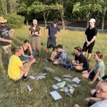 Gruppe auf Wiese mit Anschauungsmaterial