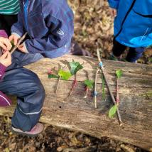 Kinder spielen mit Stöcken