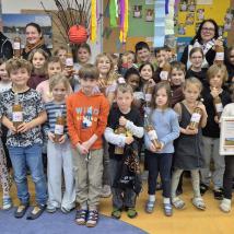 Schulklasse mit Urkunde, Apfelsaftflaschen