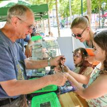 Kinder bei Infostand mit Reptilien