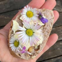 Butterbrot mit Blumen