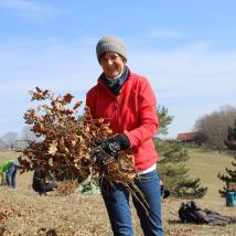 Frau mit Laub in der Hand