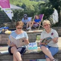 Menschen lesen auf Bänken