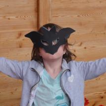 Kind mit Fledermausmaske