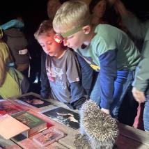 Kinder vor Tisch mit Anschauungsmaterial