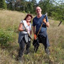 Menschen mit Gartenwerkzeugen auf Wiese