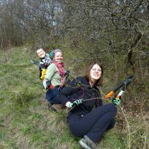 Jugendliche schneiden Hecken